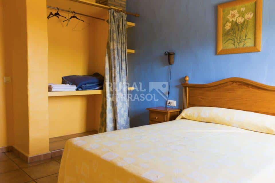Dormitorio con cama doble de Casa rural en Almáchar (Málaga)-1191