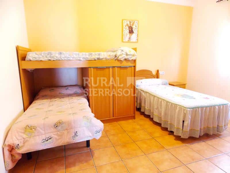 Dormitorio triple de Casa rural en Almáchar (Málaga)-0566