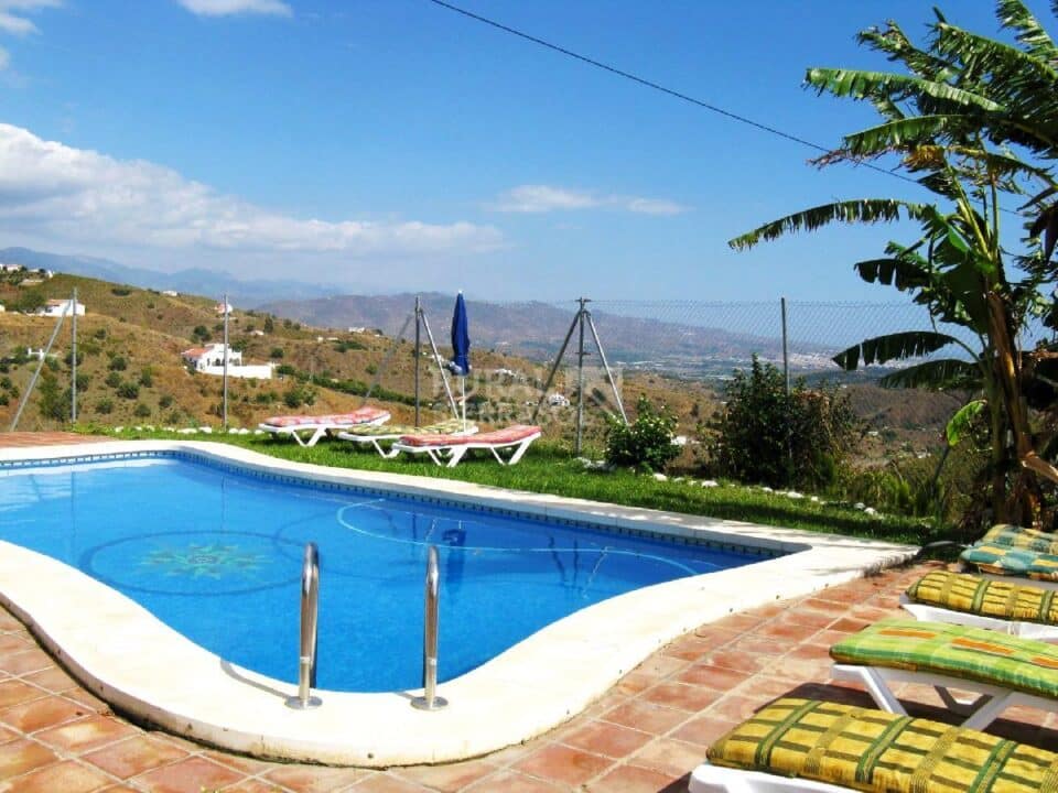 Piscina y jardín de Casa rural en Almáchar (Málaga)-0566