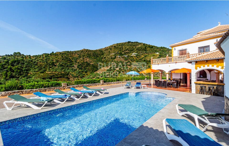 Preciosa Villa en Sayalonga, con piscina, aire acondicionado y wi-fi - Imagen 2