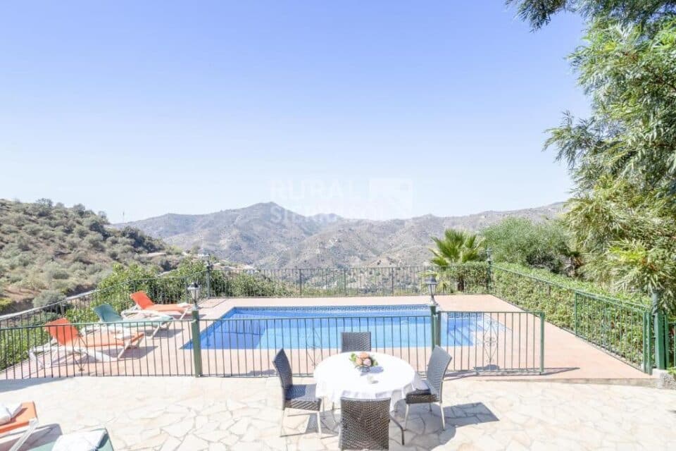 Encantadora Casa de Madera en Sayalonga, con piscina, wi-fi - Imagen 2