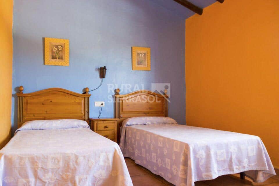 Dormitorio con dos camas de Casa rural en Almáchar (Málaga)-1191