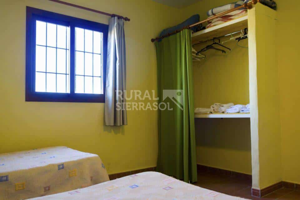 Estantería y cortina de Casa rural en Almáchar (Málaga)-1188