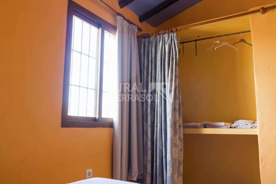Estantería y cortina de Casa rural en Almáchar (Málaga)-1191