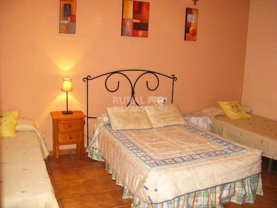 Dormitorio familiar de Casa rural en Almáchar (Málaga)-0566
