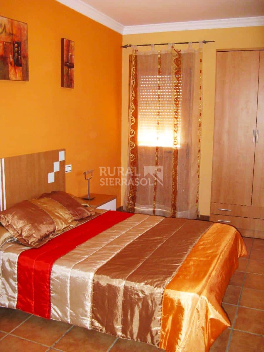 Dormitorio con cama de matrimonio de Casa rural en Almáchar (Málaga)-0566