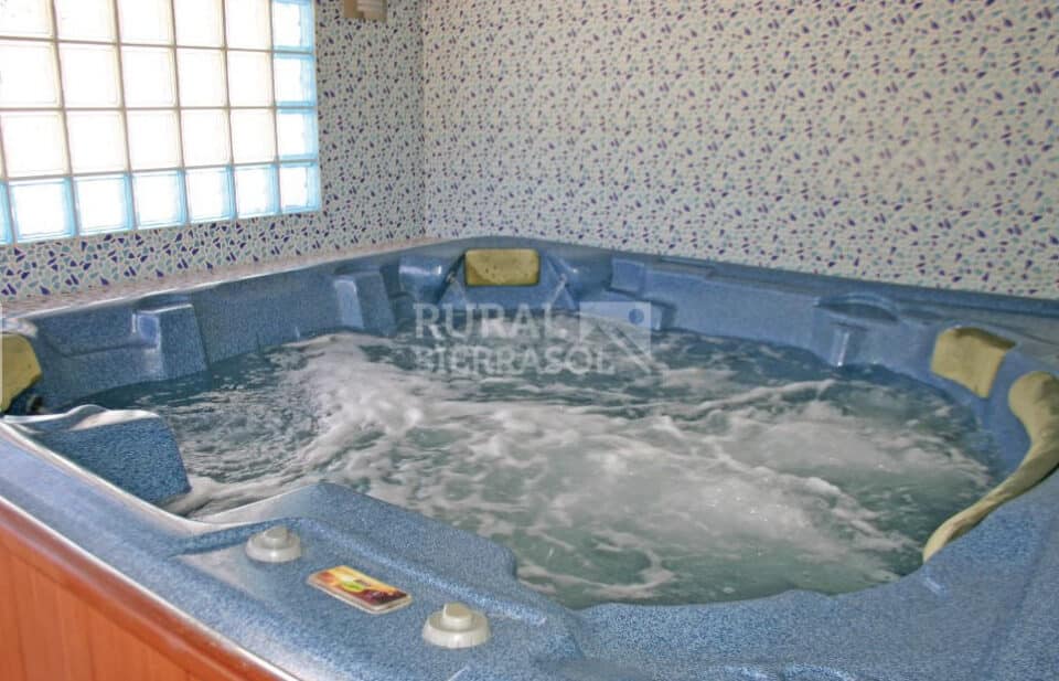 Maravillosa Villa con spa, piscina, aire acondicionado, en Sayalonga - Imagen 25