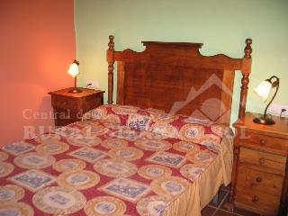 Dormitorio con cama de matrimonio de Casa rural en Almáchar (Málaga)-2690