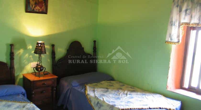 Dormitorio con dos camas individuales de Casa rural en Almáchar (Málaga)-2690