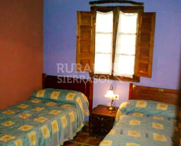 Dormitorio con dos camas individuales de Casa rural en Almáchar (Málaga)-2692