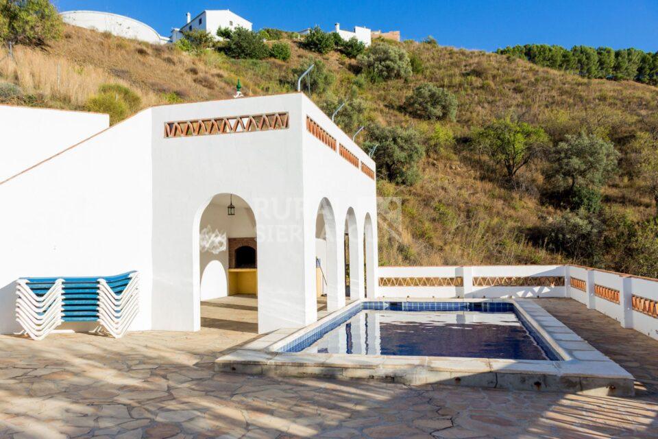 Zona de piscina y paisaje de casa rural en Almáchar (Málaga)-1192