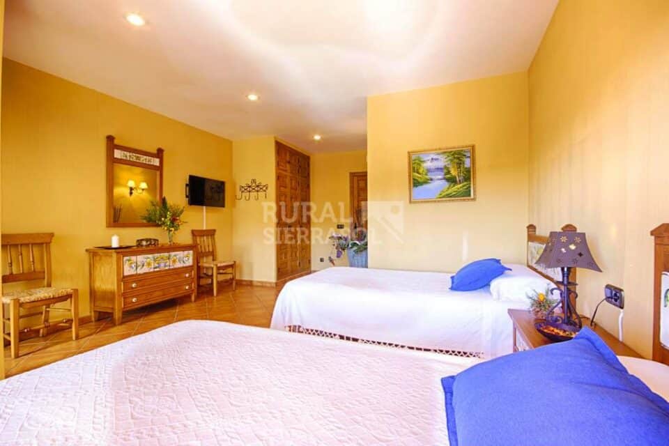 Habitación con dos camas individuales de Hotel rural en Alcaucín (Málaga)-3415