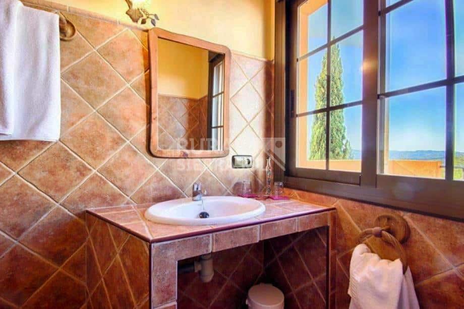 Lavabo y espejo de baño de Hotel rural en Alcaucín (Málaga)-3415