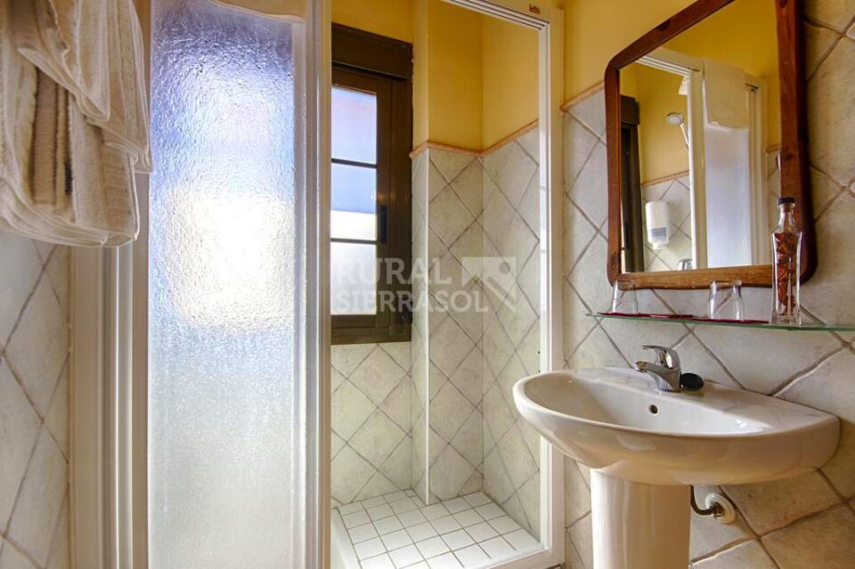 Baño con plato ducha de Hotel rural en Alcaucín (Málaga)-3415