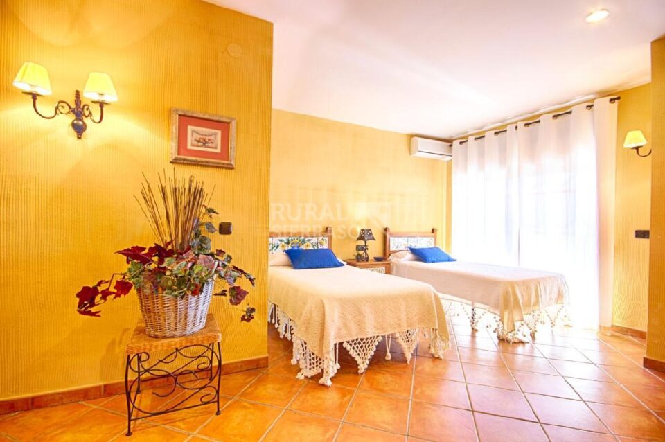 Habitación con dos camas individuales de Hotel rural en Alcaucín (Málaga)-3415