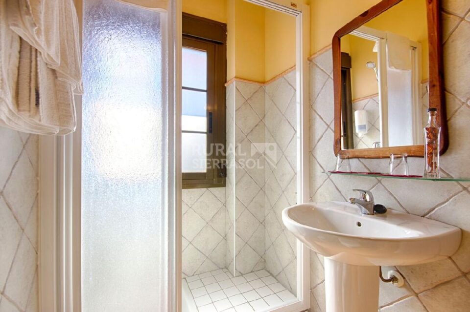 Baño con plato ducha de Hotel rural en Alcaucín (Málaga)-3415