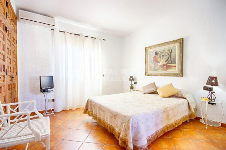 Habitación con cama doble de Hotel rural en Alcaucín (Málaga)-3415