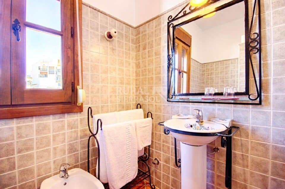 Lavabo y espejo de Hotel rural en Alcaucín (Málaga)-3415