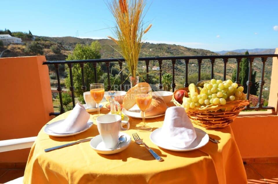 Mesa de terraza de Hotel rural en Alcaucín (Málaga)-3415