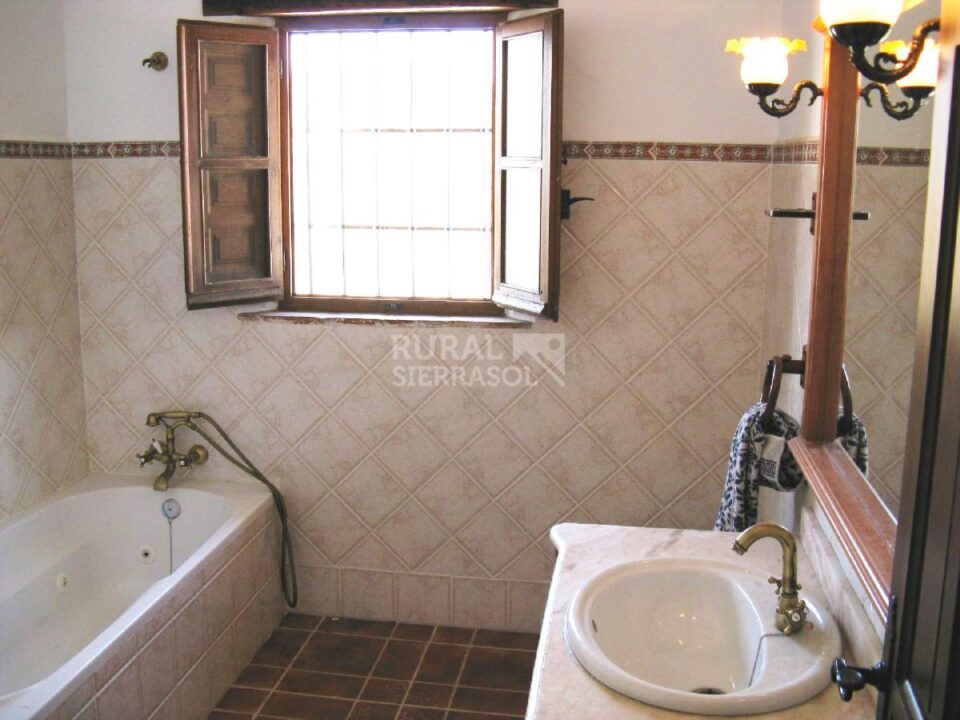 Acogedora Casa Rural en Almáchar con piscina, barbacoa y chimenea - Imagen 32