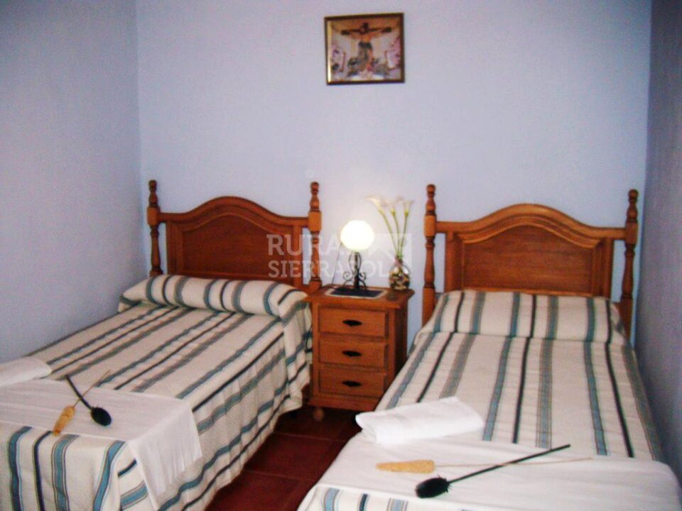 Dormitorio con dos camas individuales de Casa rural en Almachar (Málaga)-3899