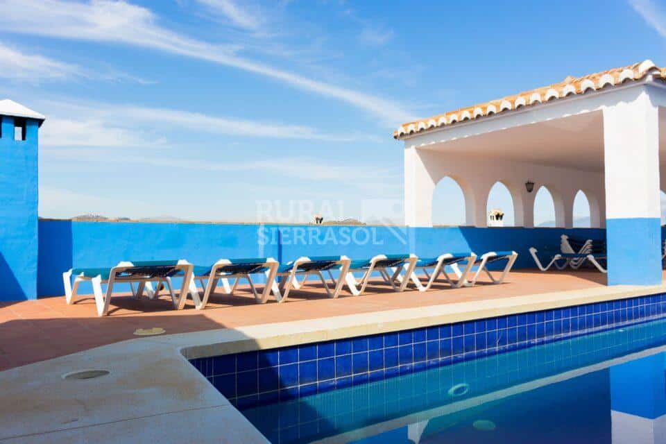 Piscina y tumbonas de Casa rural en Almáchar (Málaga)-1188
