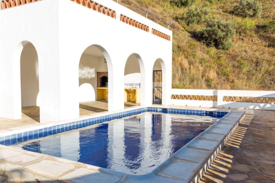Zona de piscina y barbacoa de casa rural en Almáchar (Málaga)-1192