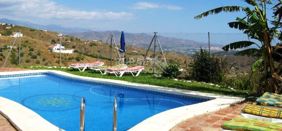 Piscina y tumbonas de Casa rural en Almáchar (Málaga)-0566