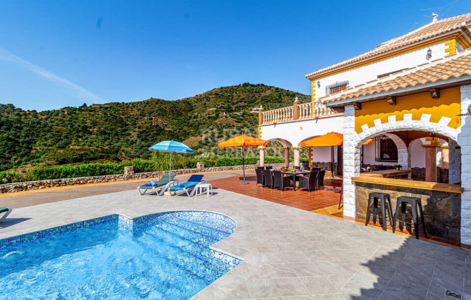 Preciosa Villa en Sayalonga, con piscina, aire acondicionado y wi-fi - Imagen 4