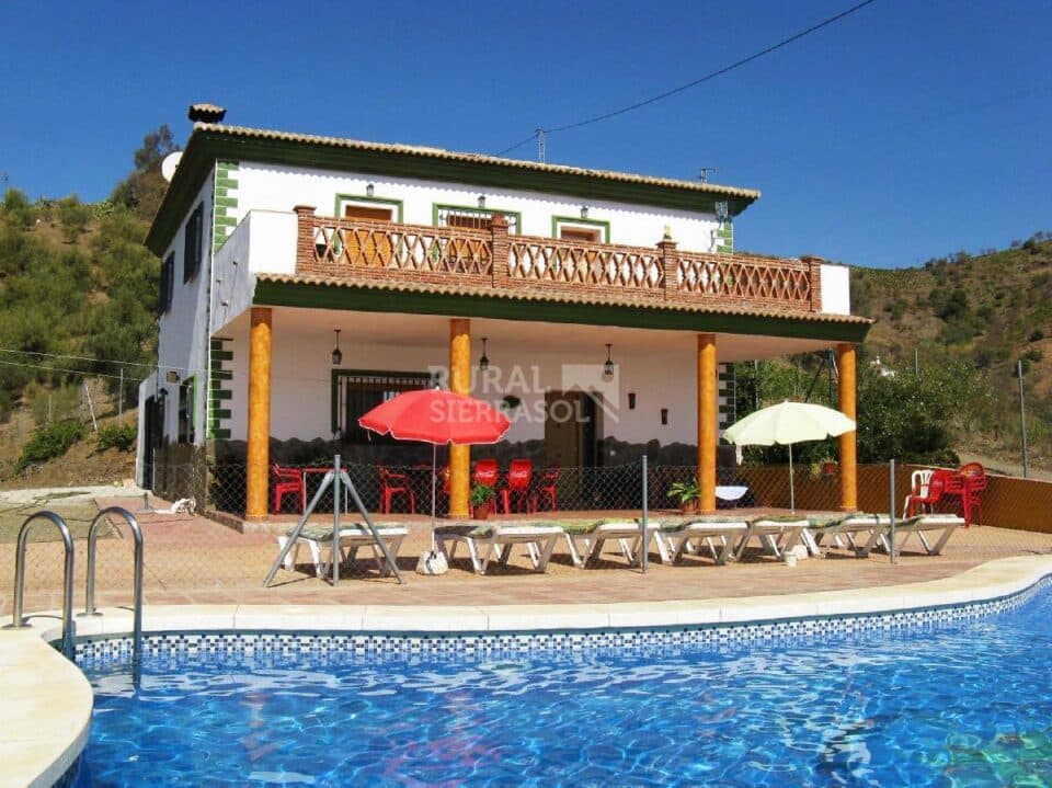 Piscina y fachada de Casa rural en Almáchar (Málaga)-0566