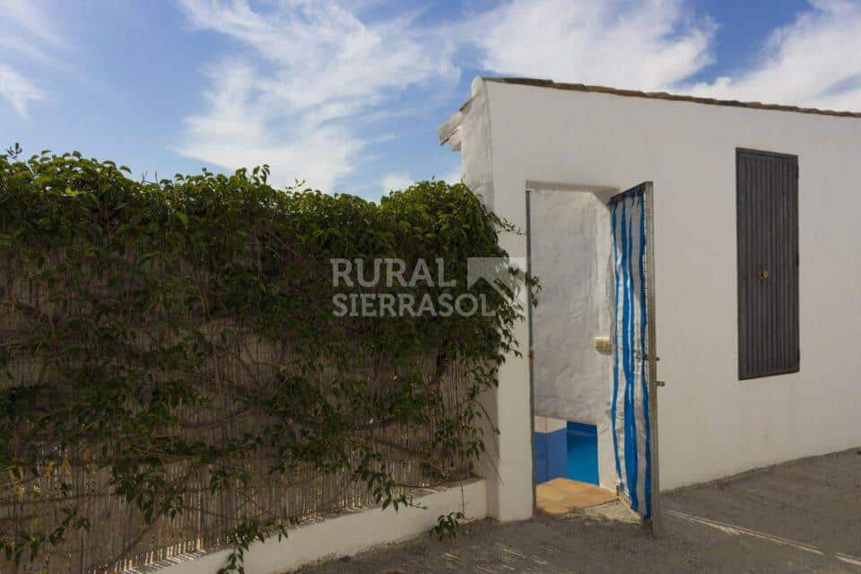Puerta de acceso a zona de piscina en Casa rural en Almáchar (Málaga)-1127