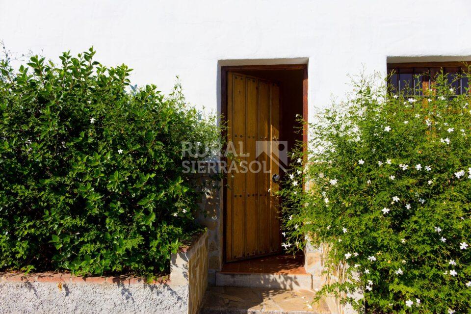 Puerta de entrada a zona de jardín de Casa rural en Almáchar (Málaga)-1188