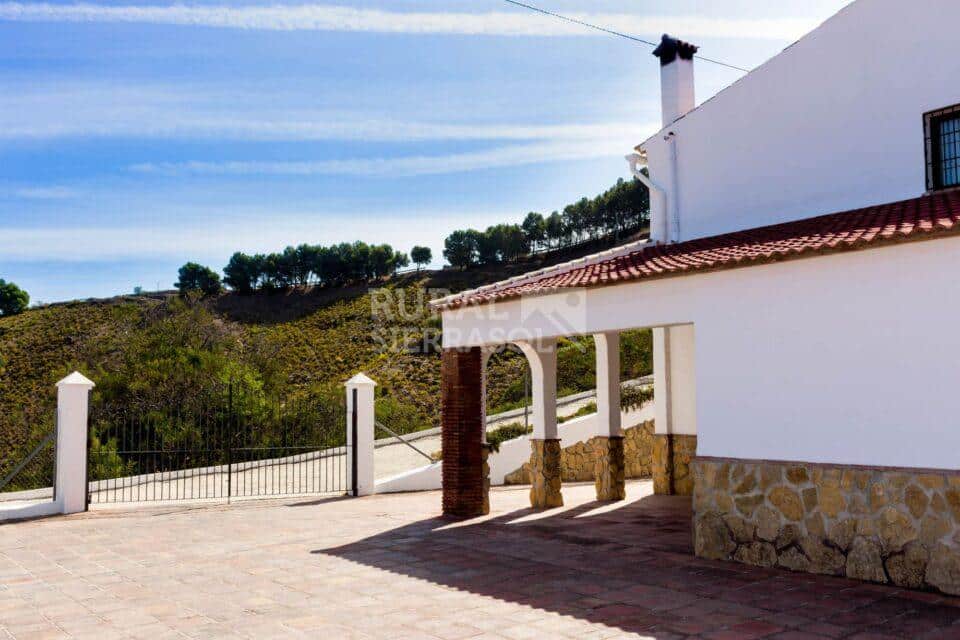 Porche y terraza de Casa rural en Almáchar (Málaga)-1191
