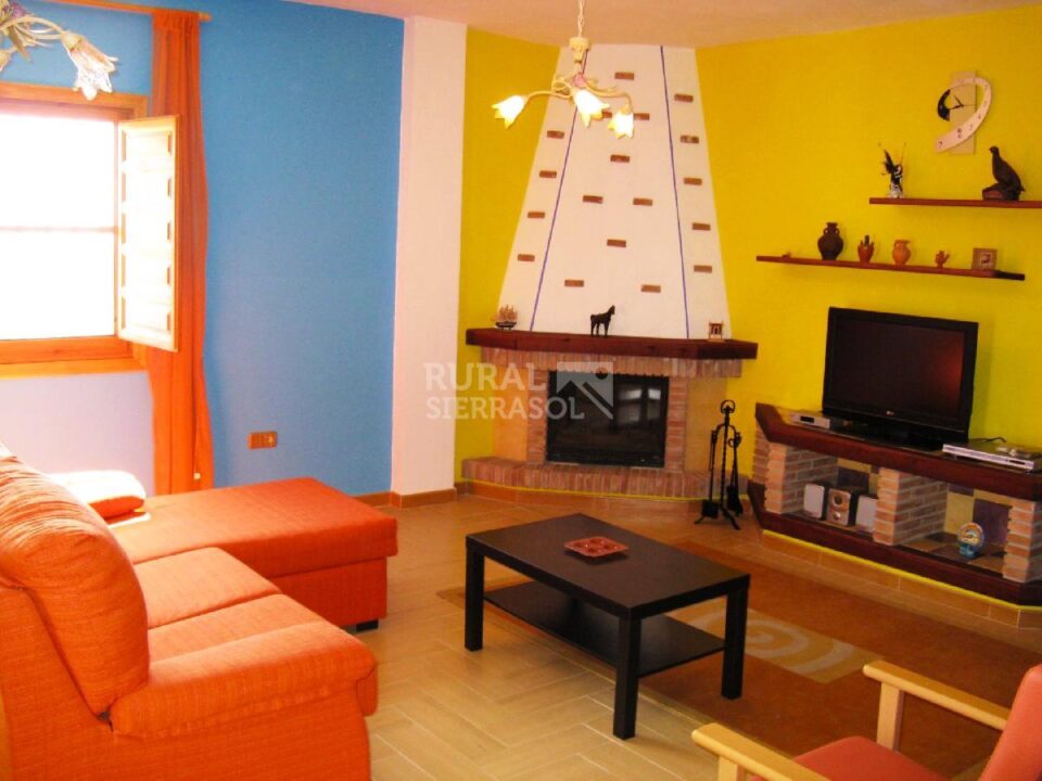 Salón con TV y chimenea de Casa rural en Almáchar (Málaga)-752