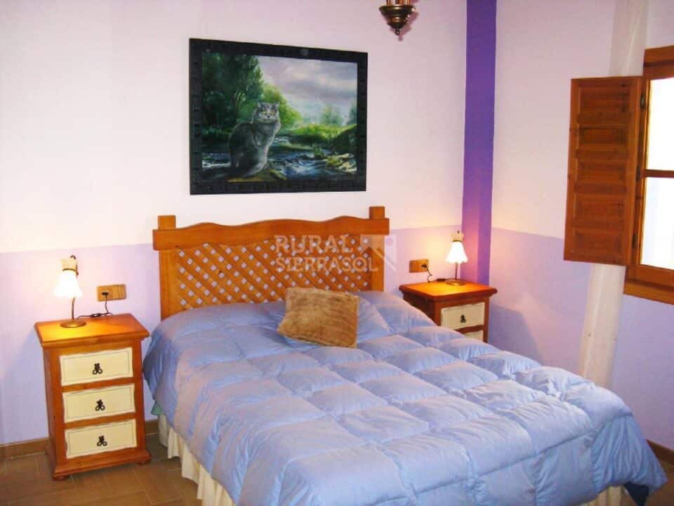 Dormitorio con cama doble de Casa rural en Almáchar (Málaga)-752