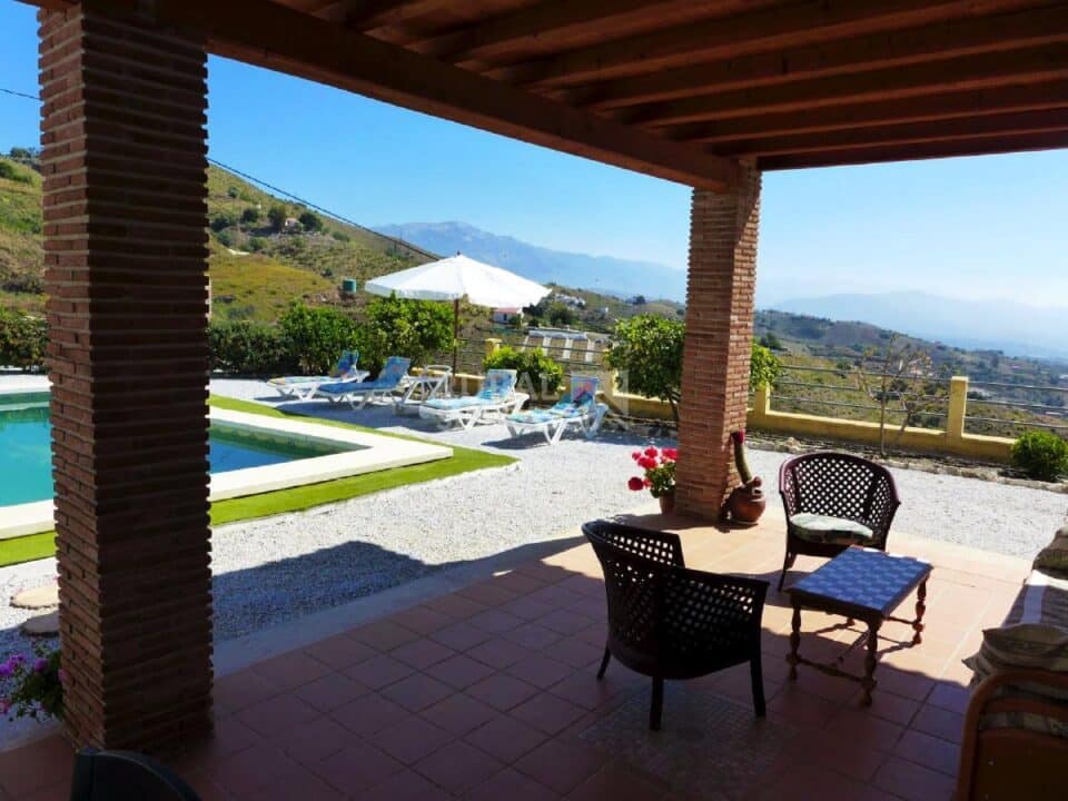 Porche y piscina de Casa rural en Almáchar (Málaga)-752