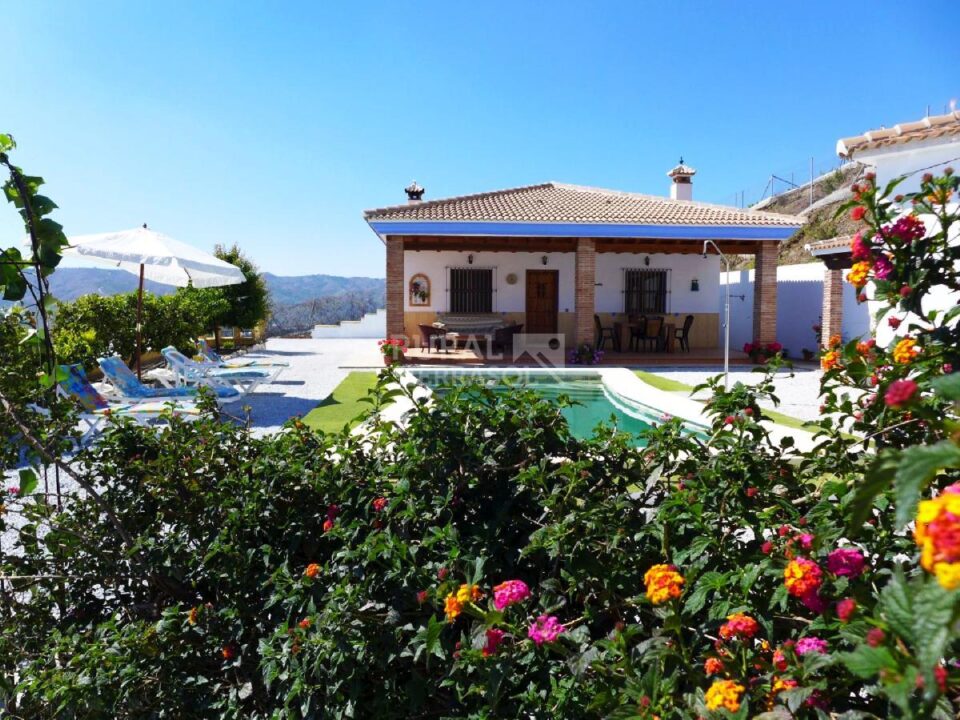 Jardín y piscina de Casa rural en Almáchar (Málaga)-752