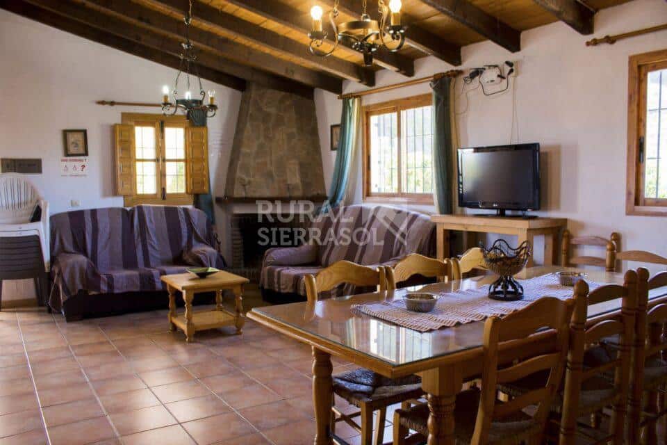 Salón con chimenea de Casa rural en Almáchar (Málaga)-1127