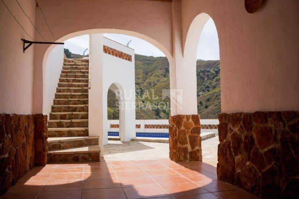 Escalera de acceso de casa rural en Almáchar (Málaga)-1192