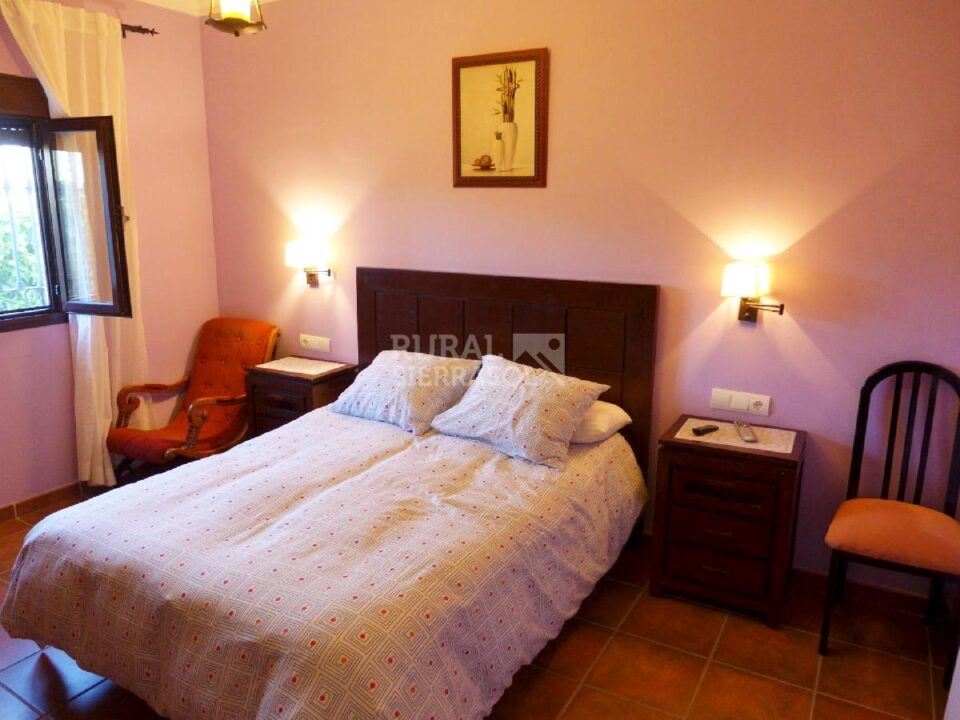 Dormitorio con cama doble de Casa rural en Almáchar (Málaga)-0805