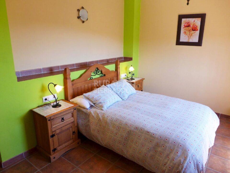 Habitación con cama de matrimonio de Casa rural en Almáchar (Málaga)-0805