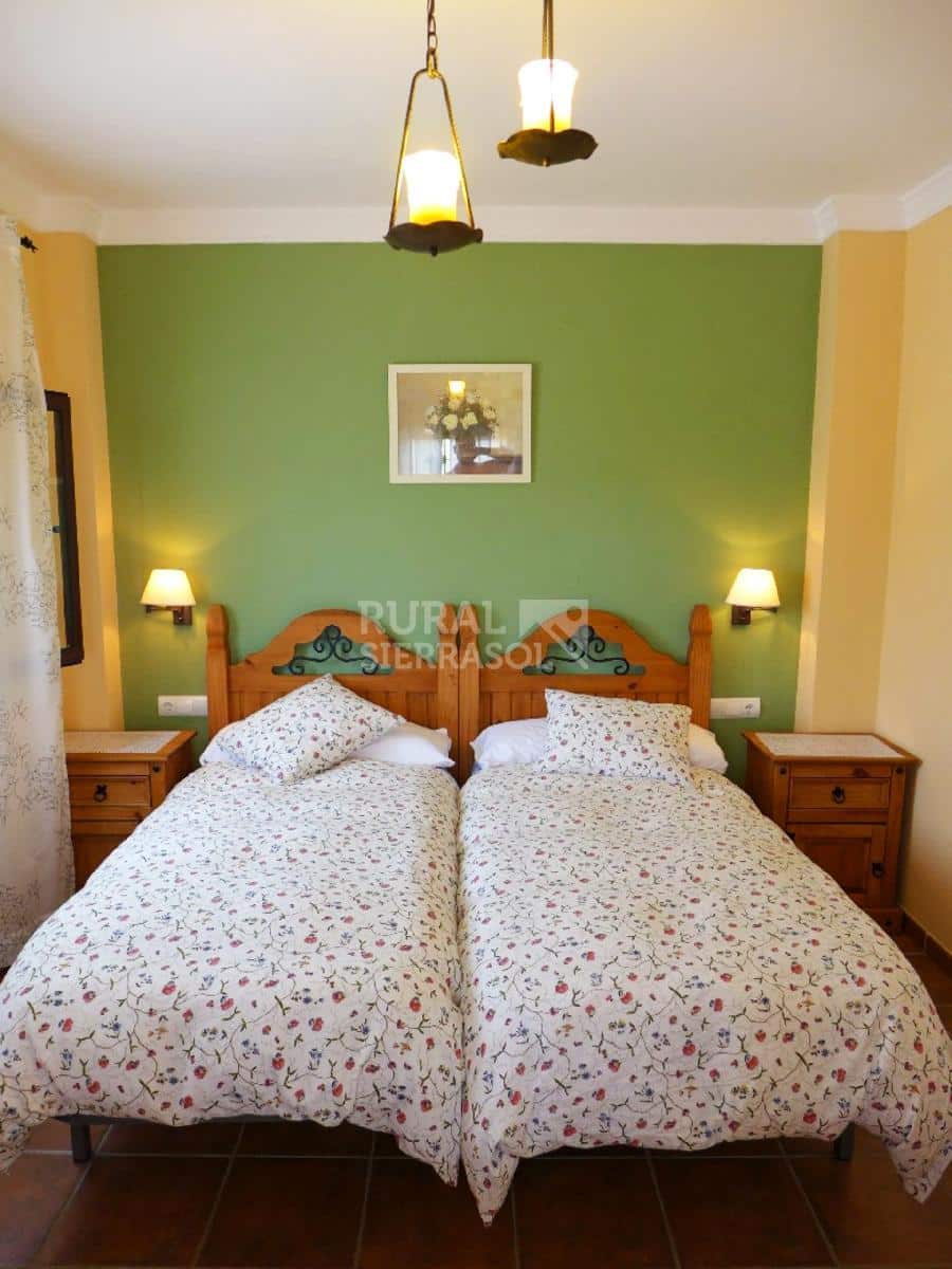 Habitación con dos camas individuales de Casa rural en Almáchar (Málaga)-0805
