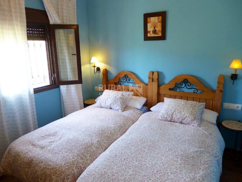 Dormitorio azul con dos camas individuales de Casa rural en Almáchar (Málaga)-0805