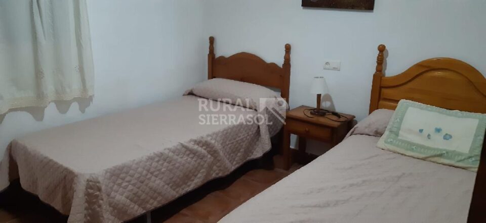 Dormitorio con dos camas individuales de Casa rural en Almáchar (Málaga)-0937