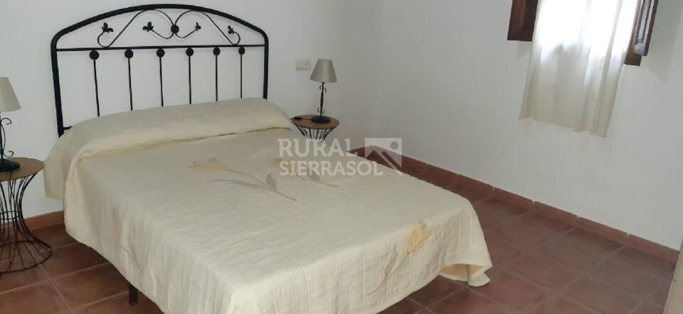 Dormitorio con cama doble de Casa rural en Almáchar (Málaga)-0937