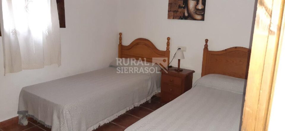 Habitación con dos camas individuales de Casa rural en Almáchar (Málaga)-0937