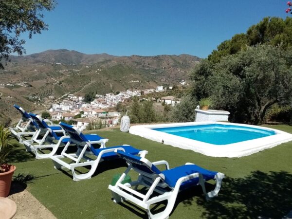 Piscina con tumbonas de Casa rural en El Borge (Málaga)-1018