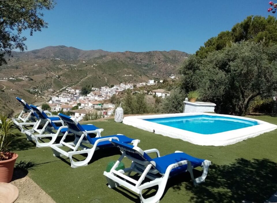 Piscina con tumbonas de Casa rural en El Borge (Málaga)-1018