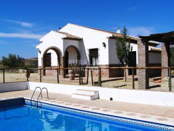 Piscina y fachada de Casa rural en Antequera (Málaga)-3330