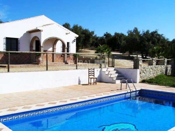 Piscina y fachada de Casa rural en Antequera (Málaga)-3331